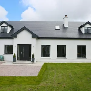 Luxury 6 Bedroom Spiddal Villa, Jacuzzi, Balcony Villa Galway